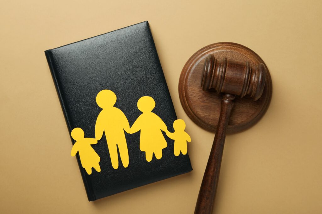 Conceito de direito de família em fundo marrom claro